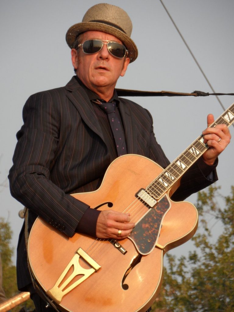 Read more about the article Elvis Costello
